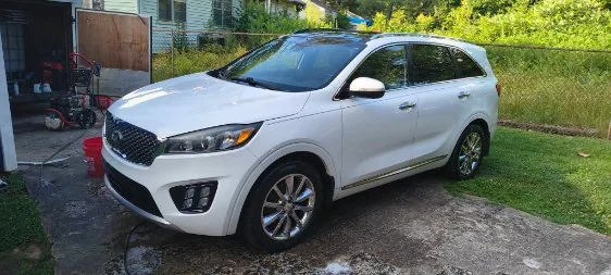 White Kia Sorento washed in the driveway by Grindtime